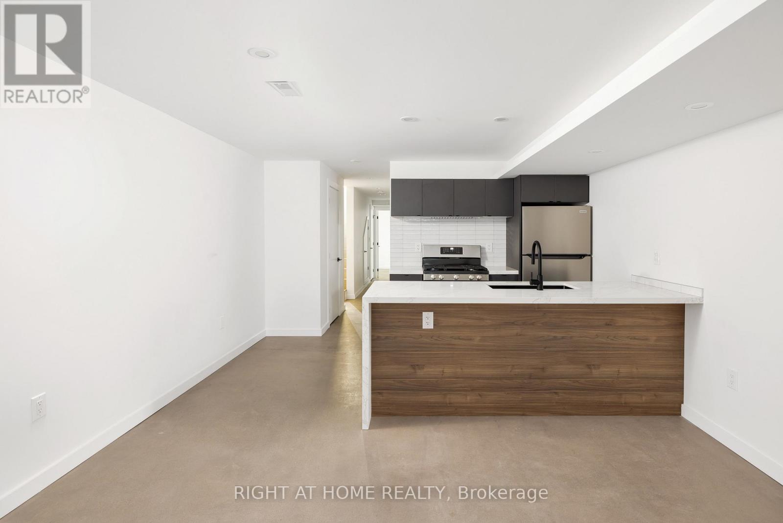 Unit #4 - 86 Lansdowne Avenue, Toronto, Ontario  M6K 2V9 - Photo 4 - W13597504