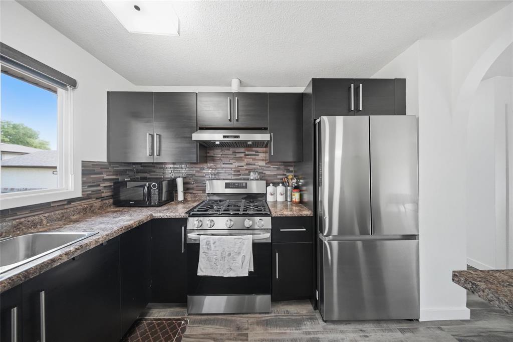 190 Leahcrest Crescent, Winnipeg, Manitoba  R2P 1P4 - Photo 4 - 202618424