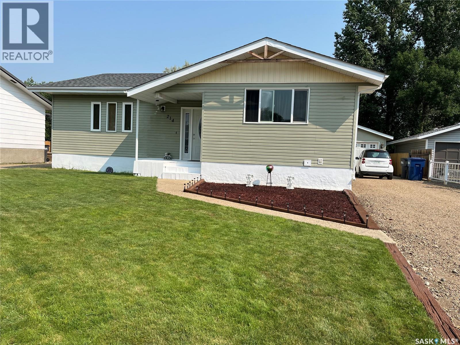 214 Westview Drive, Coronach, Saskatchewan  S0H 0Z0 - Photo 2 - SK043676