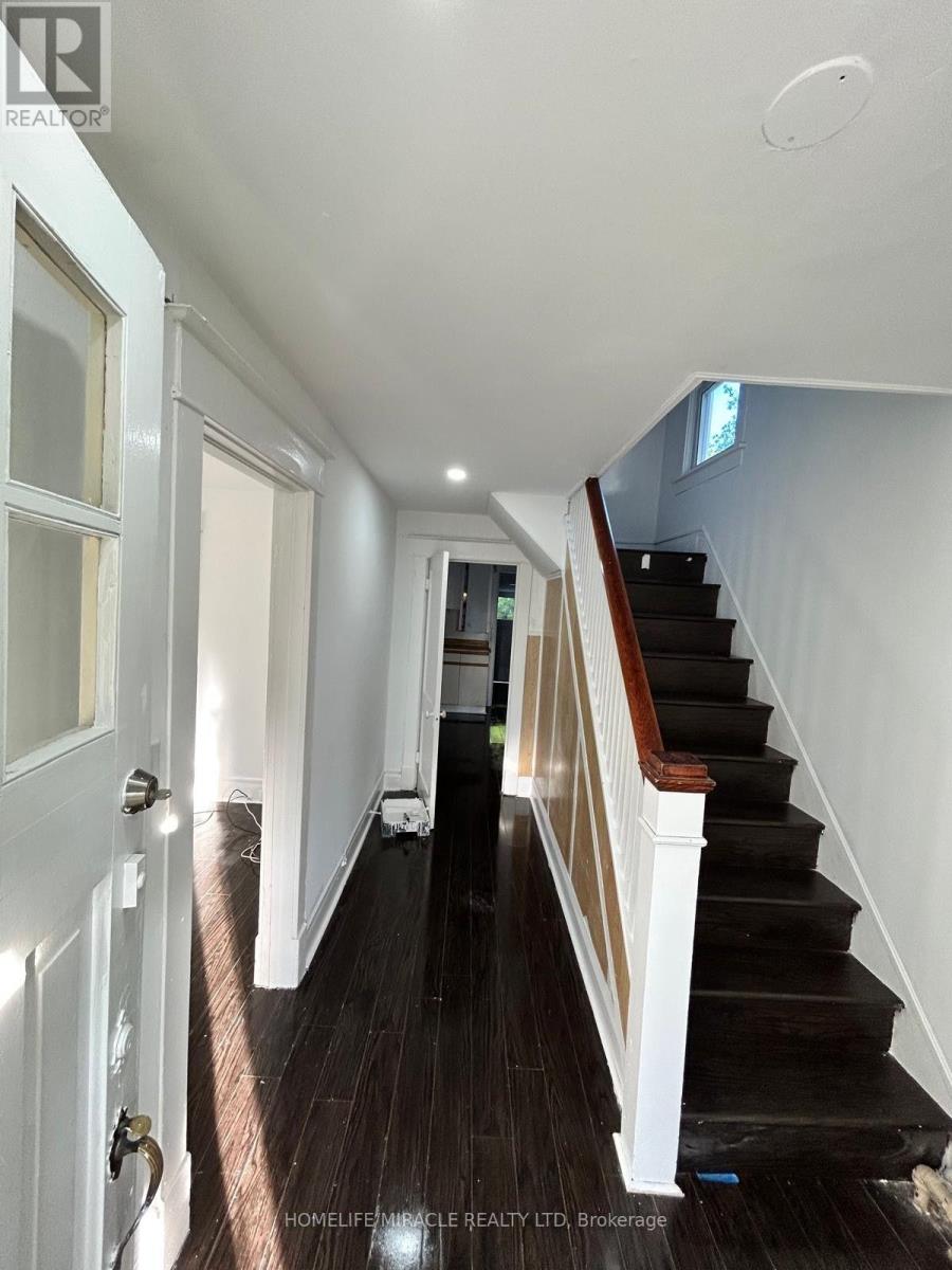 37 Clarence Street, Brampton, Ontario  L6W 1S2 - Photo 3 - W13606082