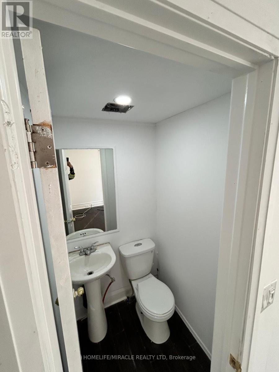 37 Clarence Street, Brampton, Ontario  L6W 1S2 - Photo 7 - W13606082