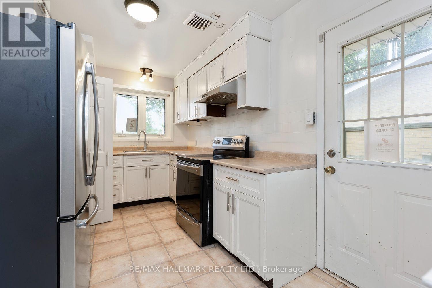 26 Flowertown Avenue, Brampton, Ontario  L6X 2K2 - Photo 8 - W13606314