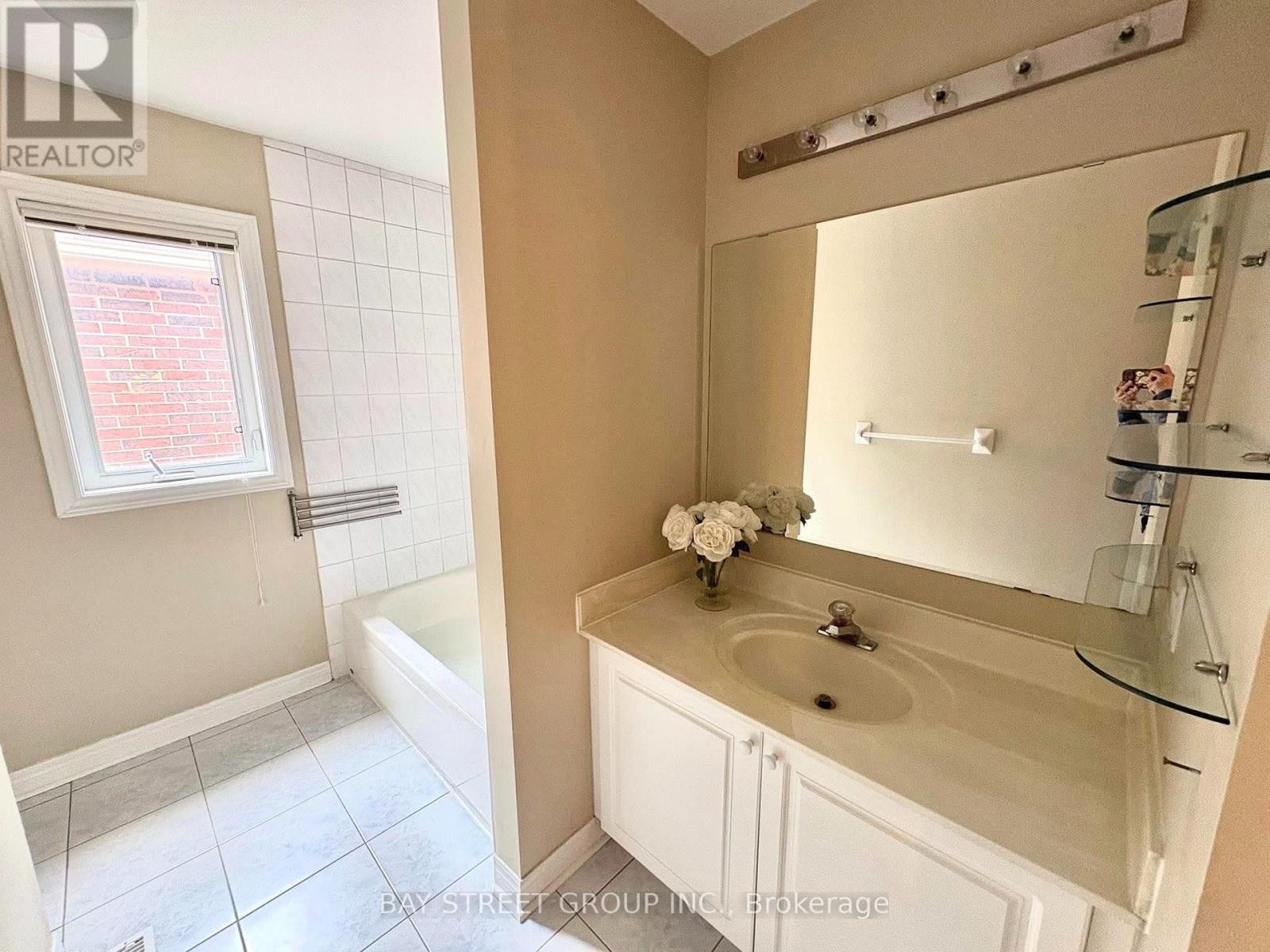 211 Stonebridge Drive, Markham, Ontario  L6C 2S2 - Photo 8 - N13509662