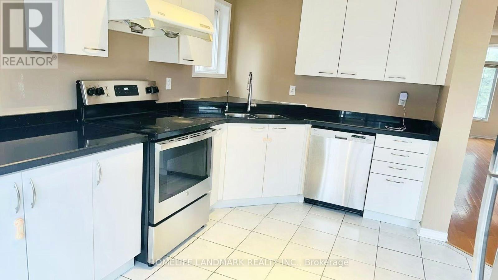 19 Fairlawn Avenue, Markham, Ontario  L6C 2E7 - Photo 3 - N13606396