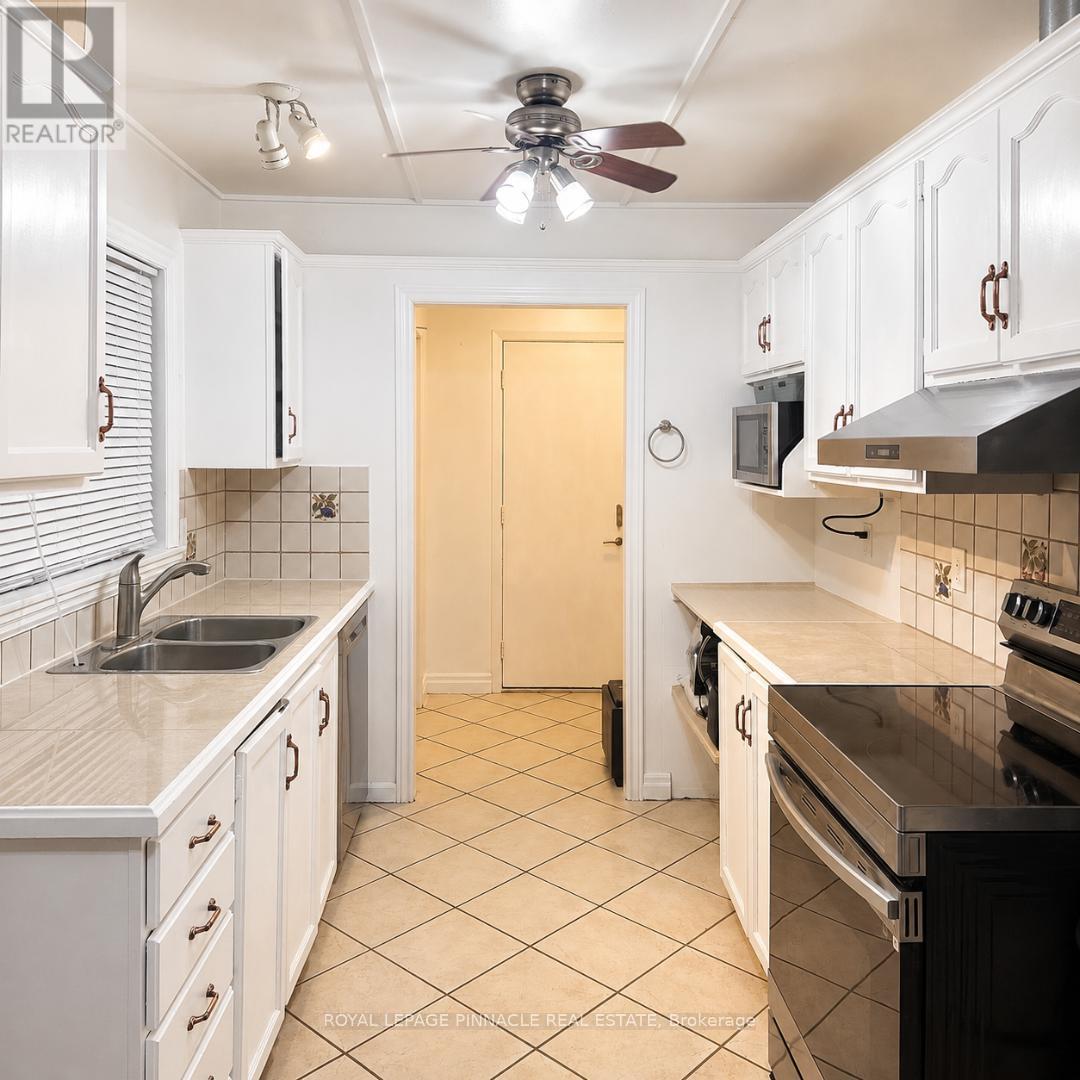 3427 Martins Pine Crescent, Mississauga, Ontario  L5L 1G3 - Photo 5 - W13158652