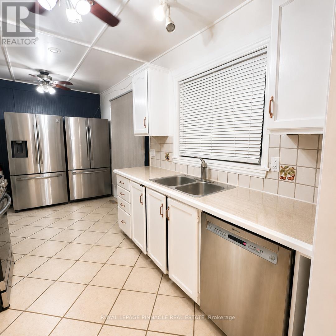 3427 Martins Pine Crescent, Mississauga, Ontario  L5L 1G3 - Photo 6 - W13158652