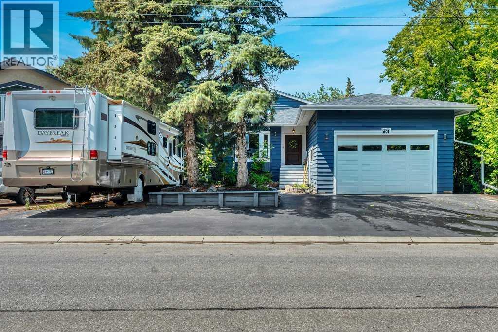 601 East Chestermere Drive, Chestermere, Alberta  T1X 1A4 - Photo 2 - A2325933