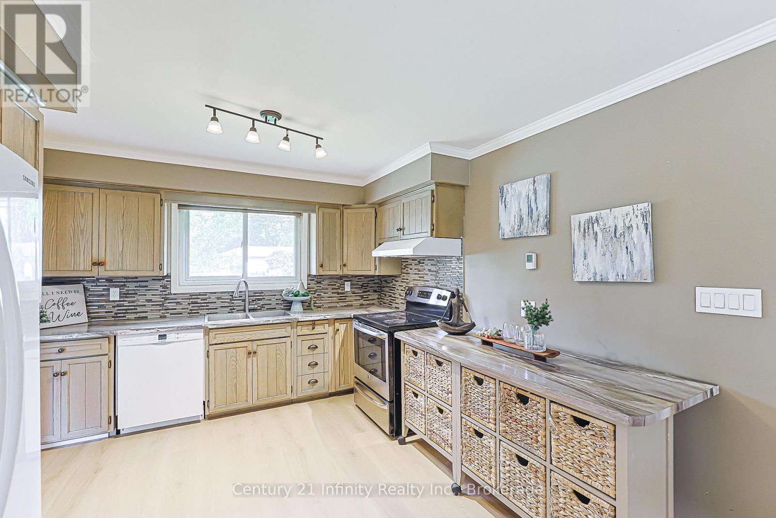 7 Robmar Street, Whitby, Ontario  L1M 1T8 - Photo 6 - E13606508