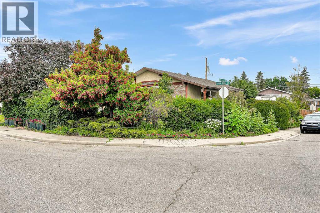 3722 Dover Ridge Drive SE, Calgary, Alberta  T2B 2C8 - Photo 3 - A2329946