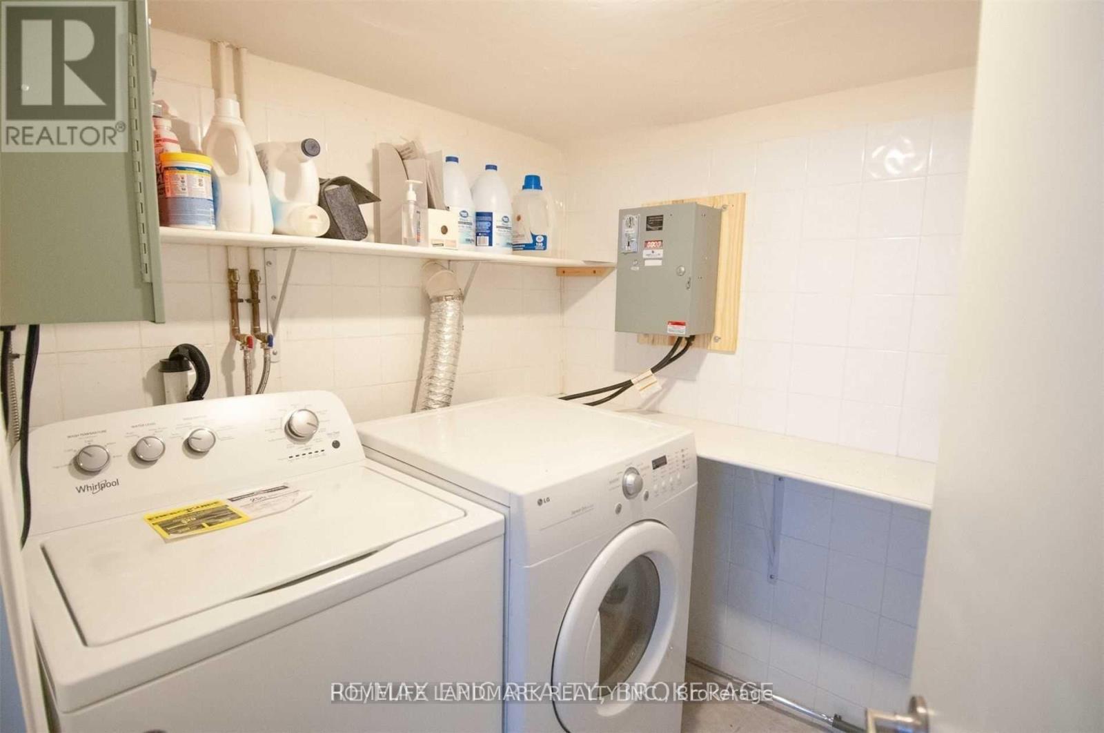 Upper - 213 Kenilworth Avenue, Toronto, Ontario  M4L 3S7 - Photo 18 - E13606574