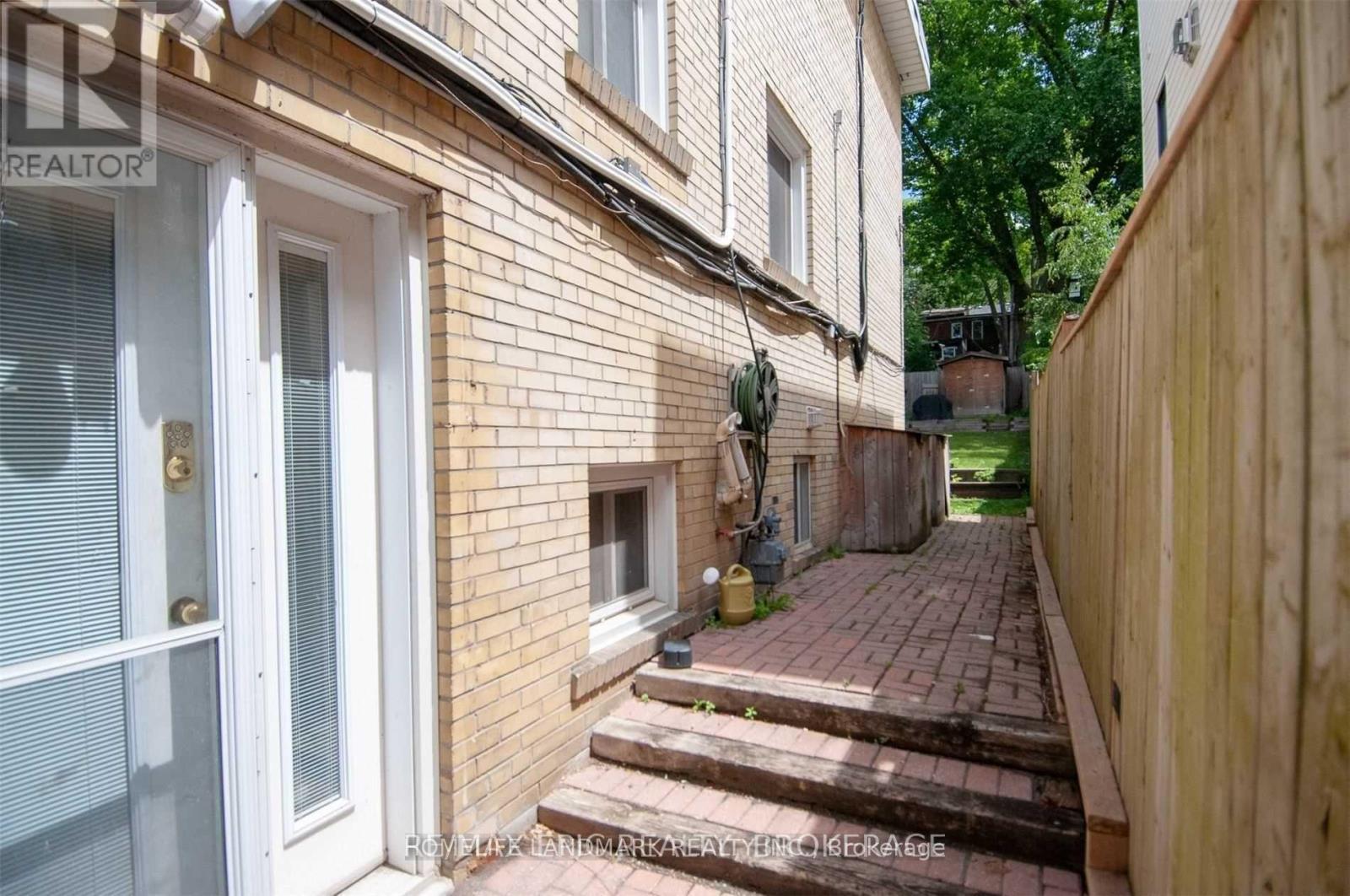 Upper - 213 Kenilworth Avenue, Toronto, Ontario  M4L 3S7 - Photo 19 - E13606574