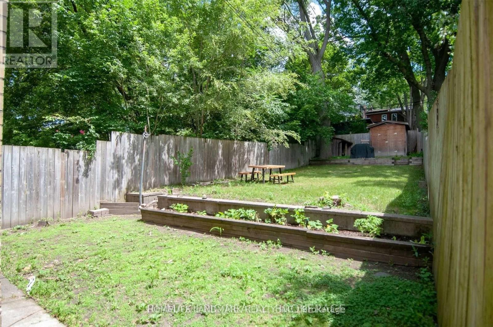 Upper - 213 Kenilworth Avenue, Toronto, Ontario  M4L 3S7 - Photo 21 - E13606574