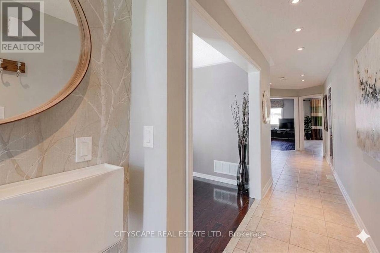 369 Kwapis Boulevard, Newmarket, Ontario  L3X 3H1 - Photo 2 - N13606646
