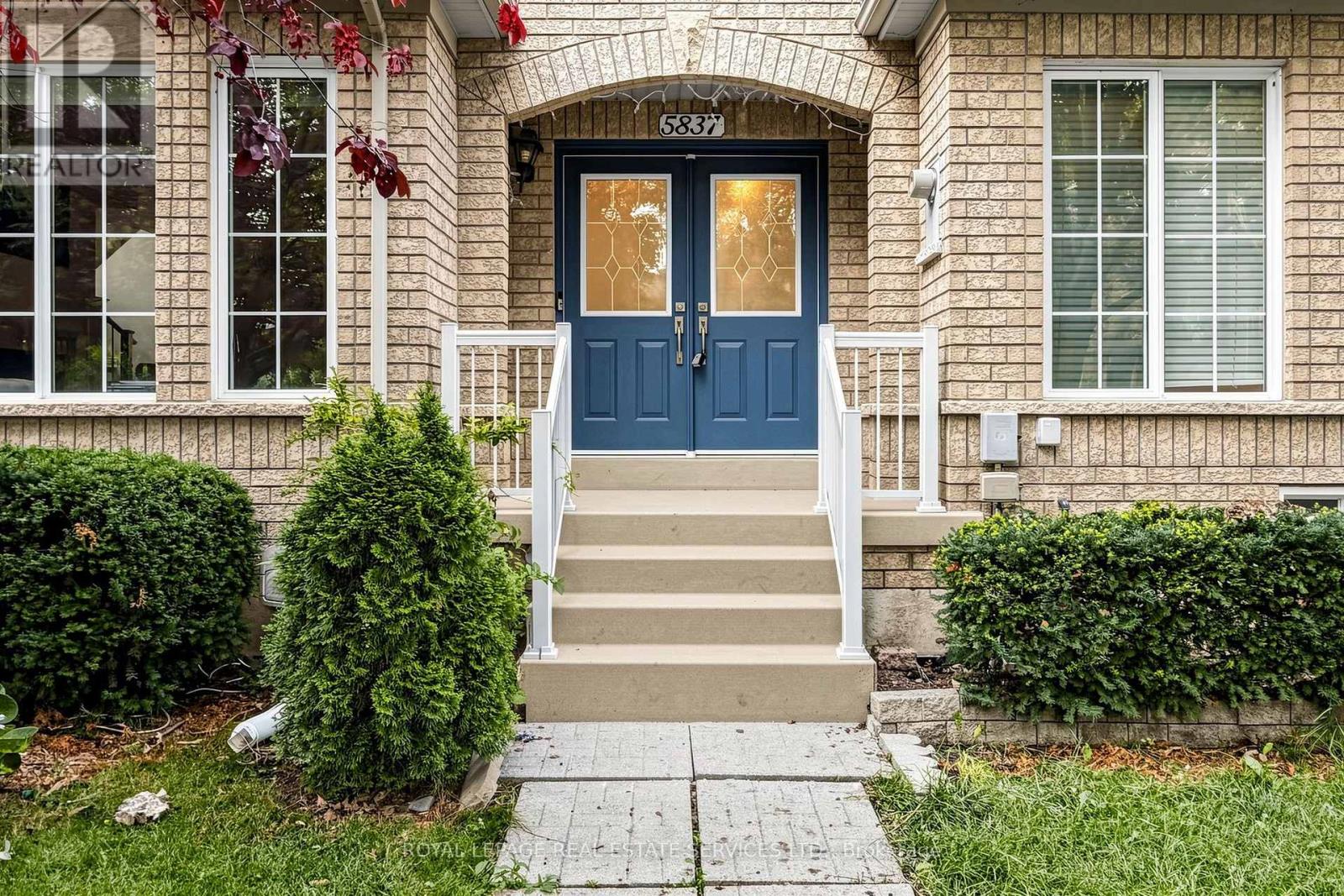 5837 Rainberry Drive, Mississauga, Ontario  L5M 6S2 - Photo 2 - W13606792