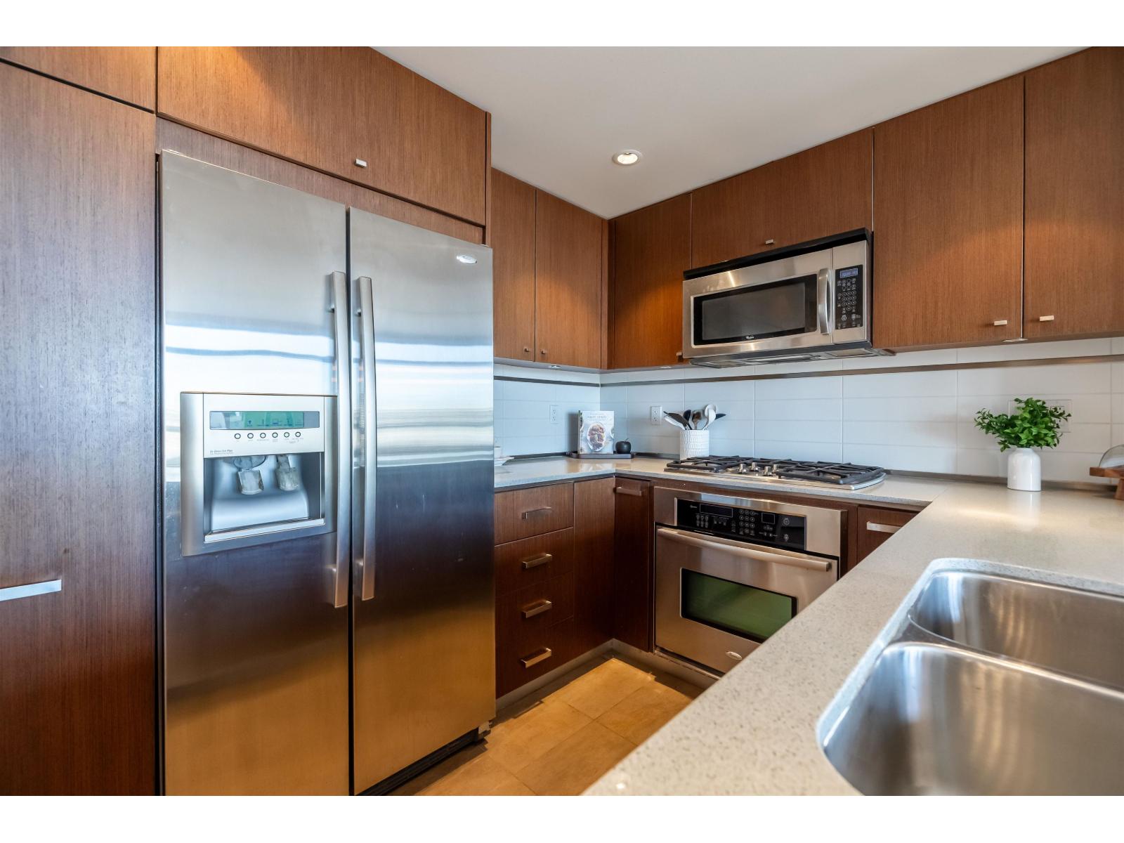 402 2950 King George Boulevard, Surrey, British Columbia  V4P 0E5 - Photo 4 - R3111439