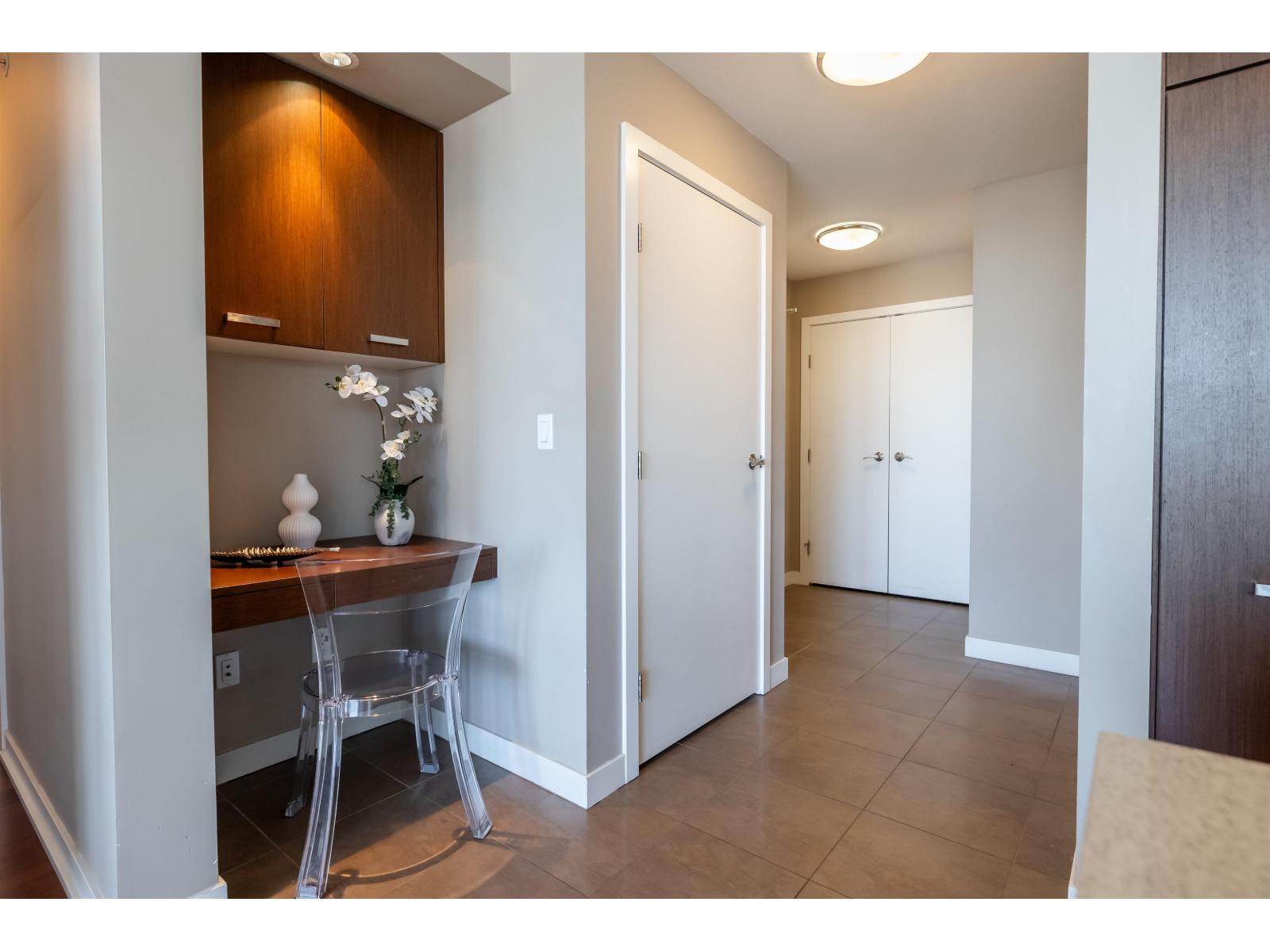 402 2950 King George Boulevard, Surrey, British Columbia  V4P 0E5 - Photo 3 - R3111439