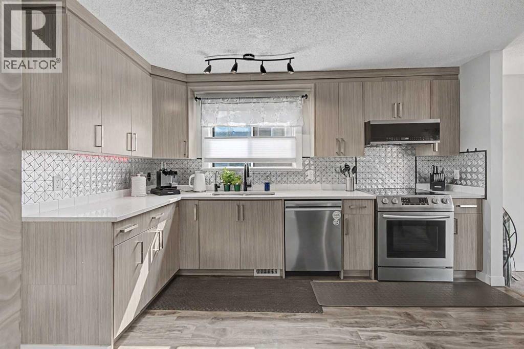 304 Shawcliffe Circle SW, Calgary, Alberta  T2Y 1A4 - Photo 6 - A2325136