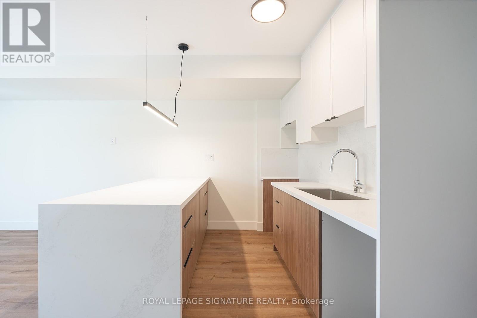 7 Earnscliffe Road, Toronto, Ontario M6E 1J4 - Photo 3 - C13513900