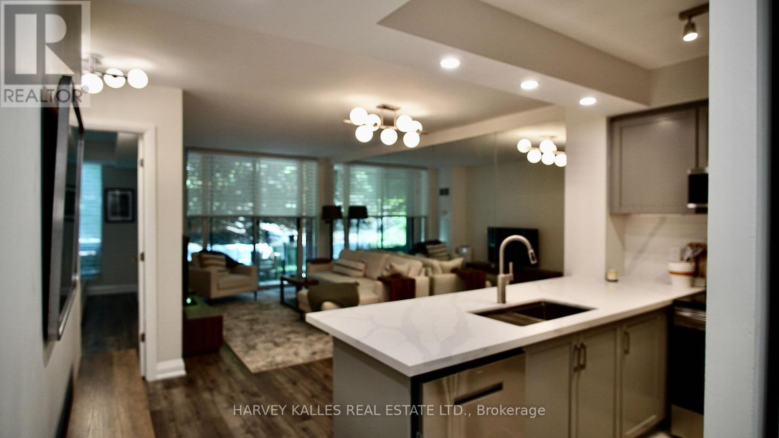 28 William Carson Crescent, Toronto, Ontario  M2P 2H1 - Photo 3 - C13607000
