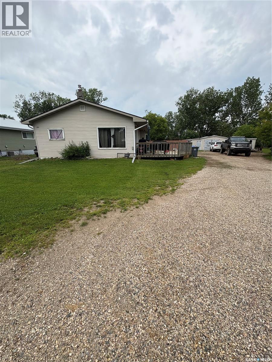 231 Eisenhower Street, Midale, Saskatchewan  S0C 1S0 - Photo 1 - SK043713