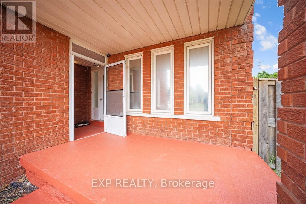 692 Huntington Ridge Drive, Mississauga, Ontario  L5R 1Z5 - Photo 6 - W13607286