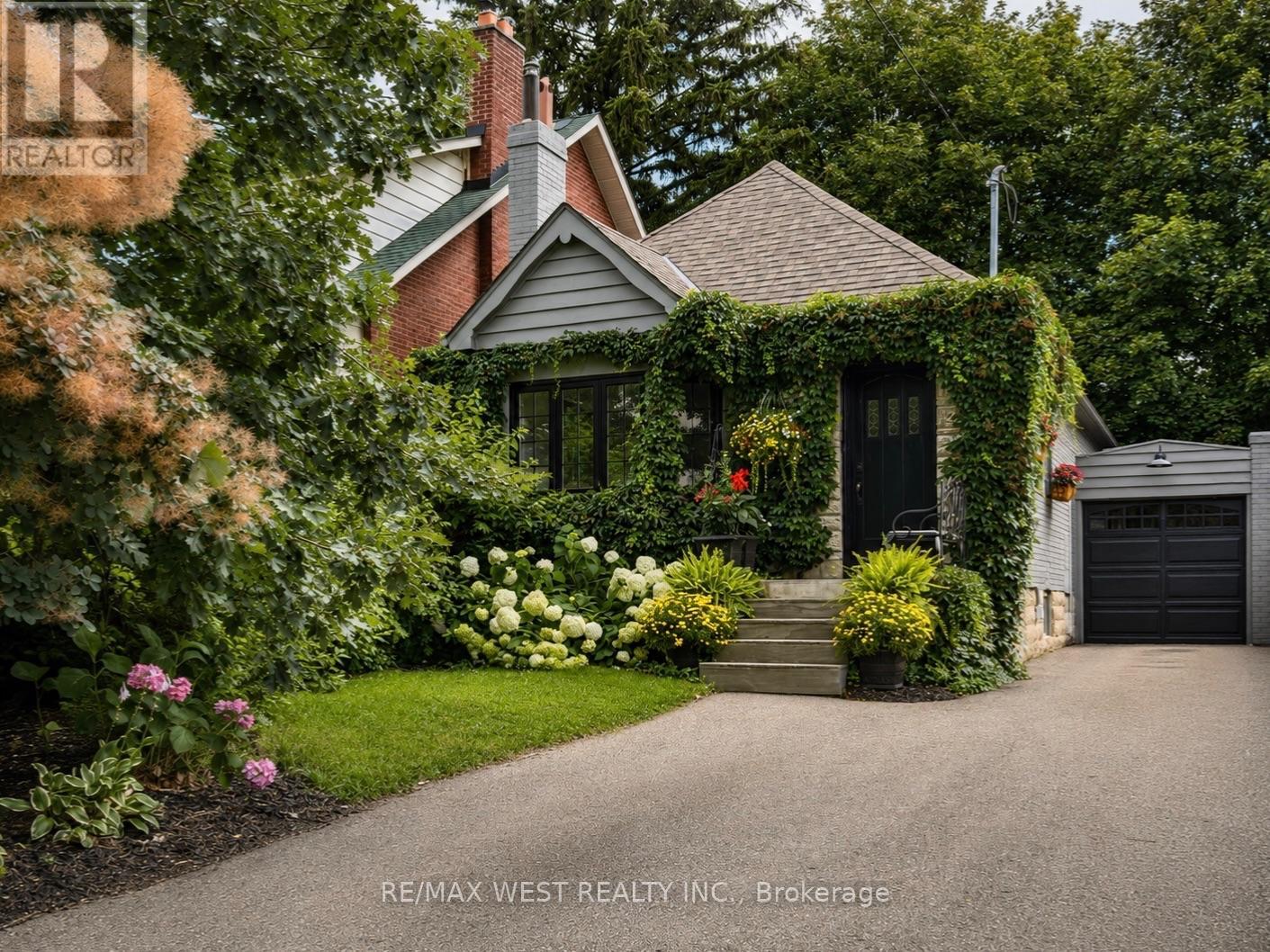 12 Brentwood Road S, Toronto, Ontario  M8Z 3N2 - Photo 2 - W13593578