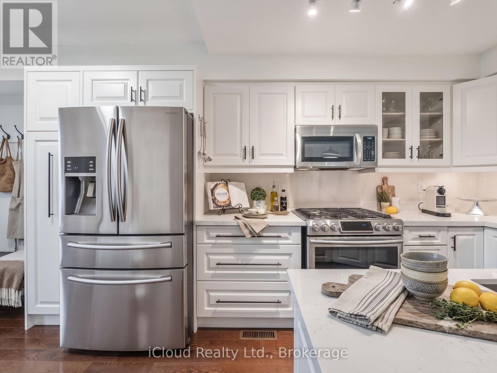 110 Glenashton Drive, Oakville, Ontario  L6H 6G3 - Photo 3 - W13607352