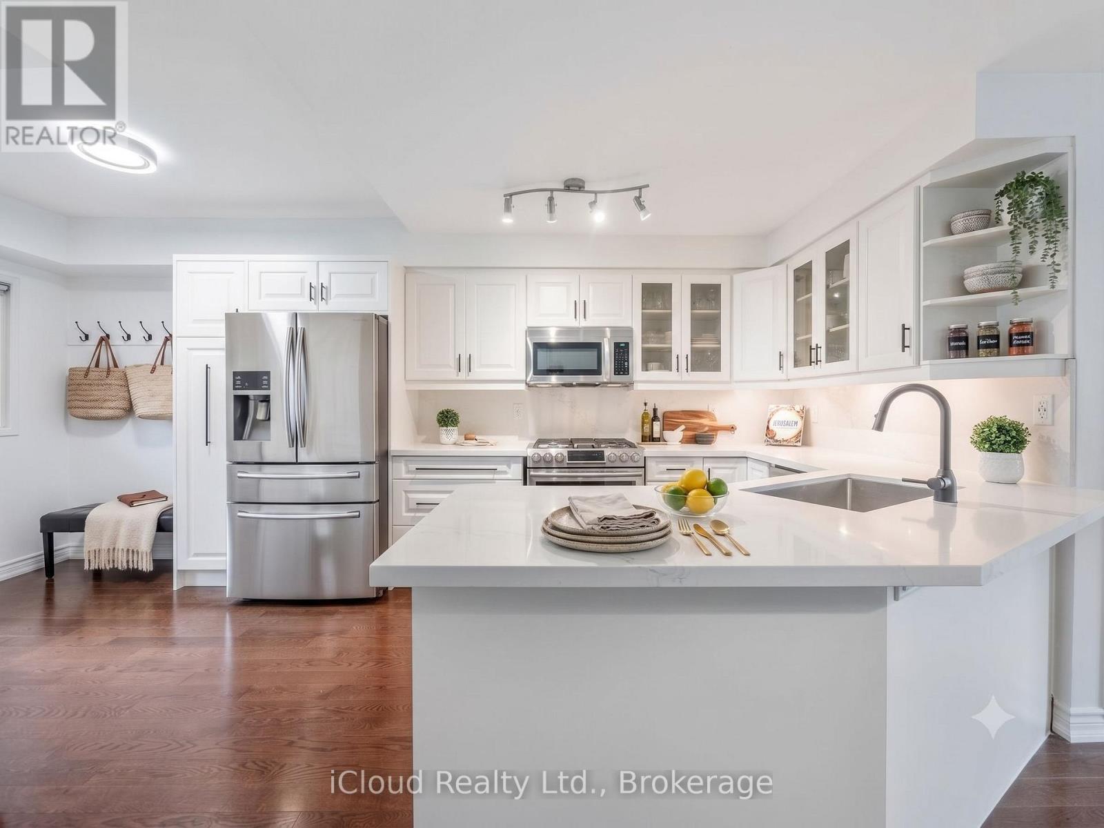 110 Glenashton Drive, Oakville, Ontario  L6H 6G3 - Photo 4 - W13607352