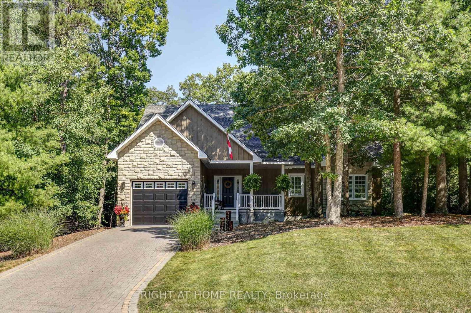 10047 Jennison Crescent, Lambton Shores, Ontario  N0M 1T0 - Photo 2 - X13607450