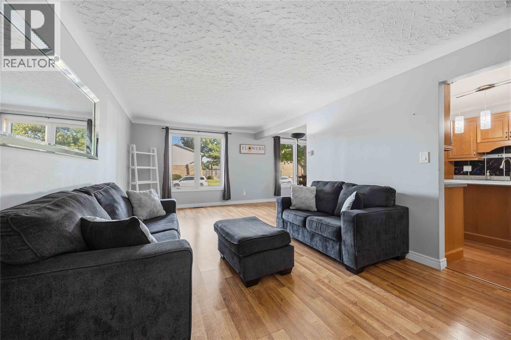 48 York Crescent, Sarnia photo 3