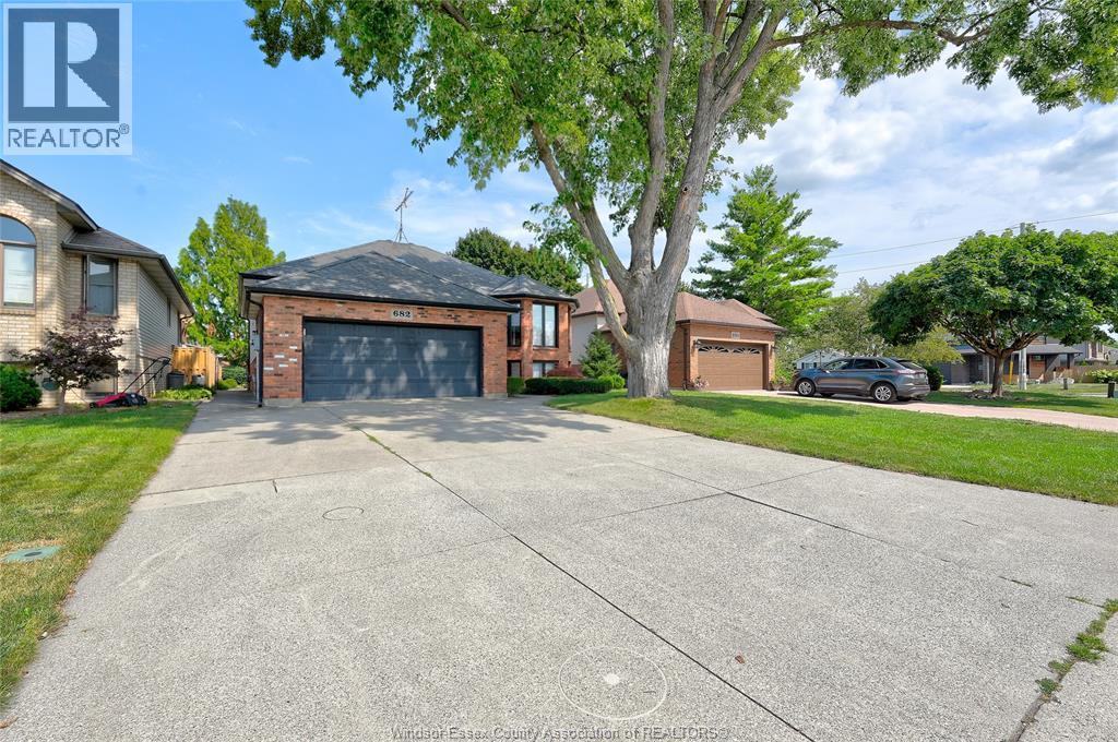 682 MICHAEL DRIVE, tecumseh, Ontario