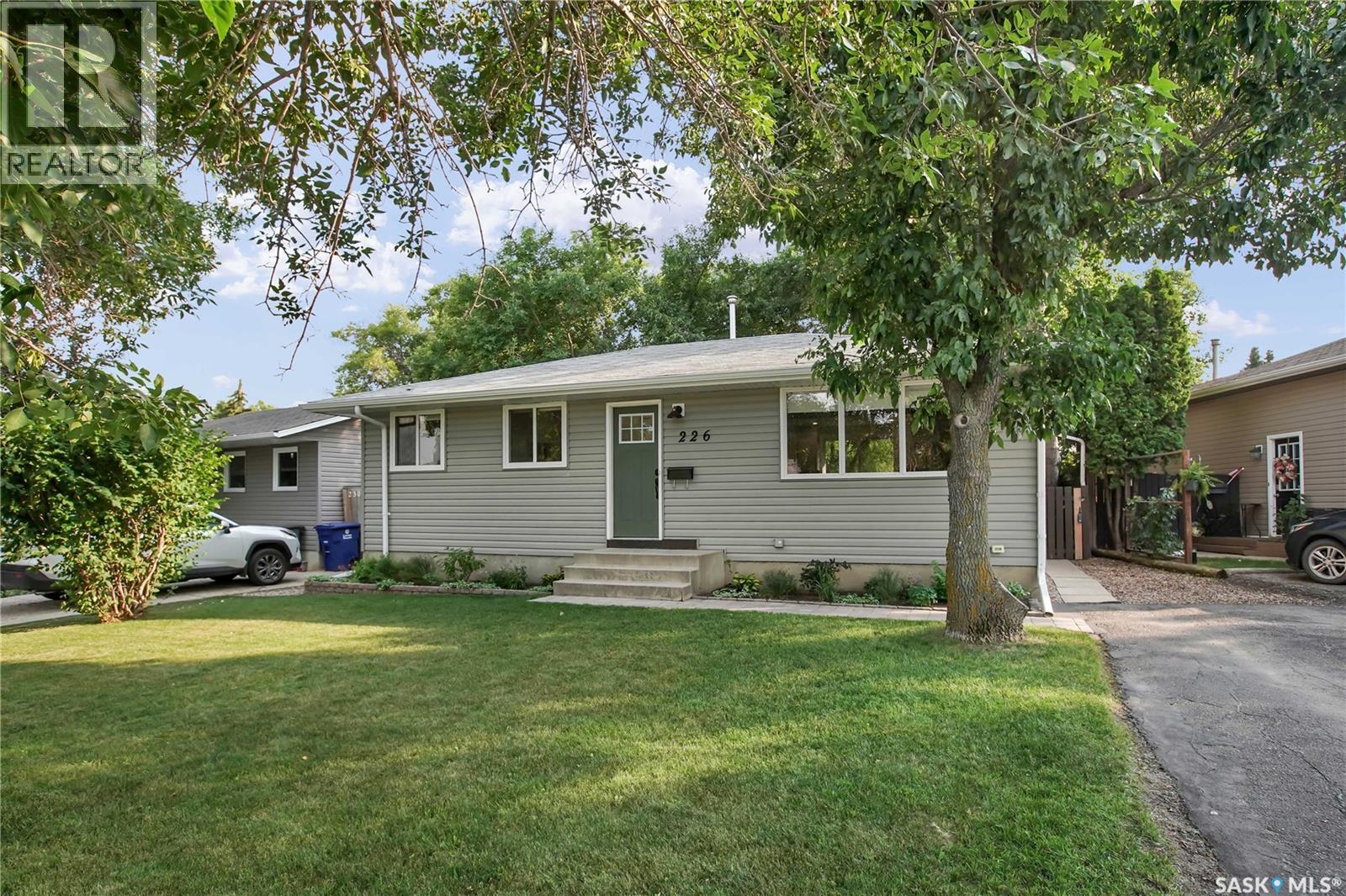 226 Western Crescent, Saskatoon, Saskatchewan  S7H 4J6 - Photo 2 - SK043737