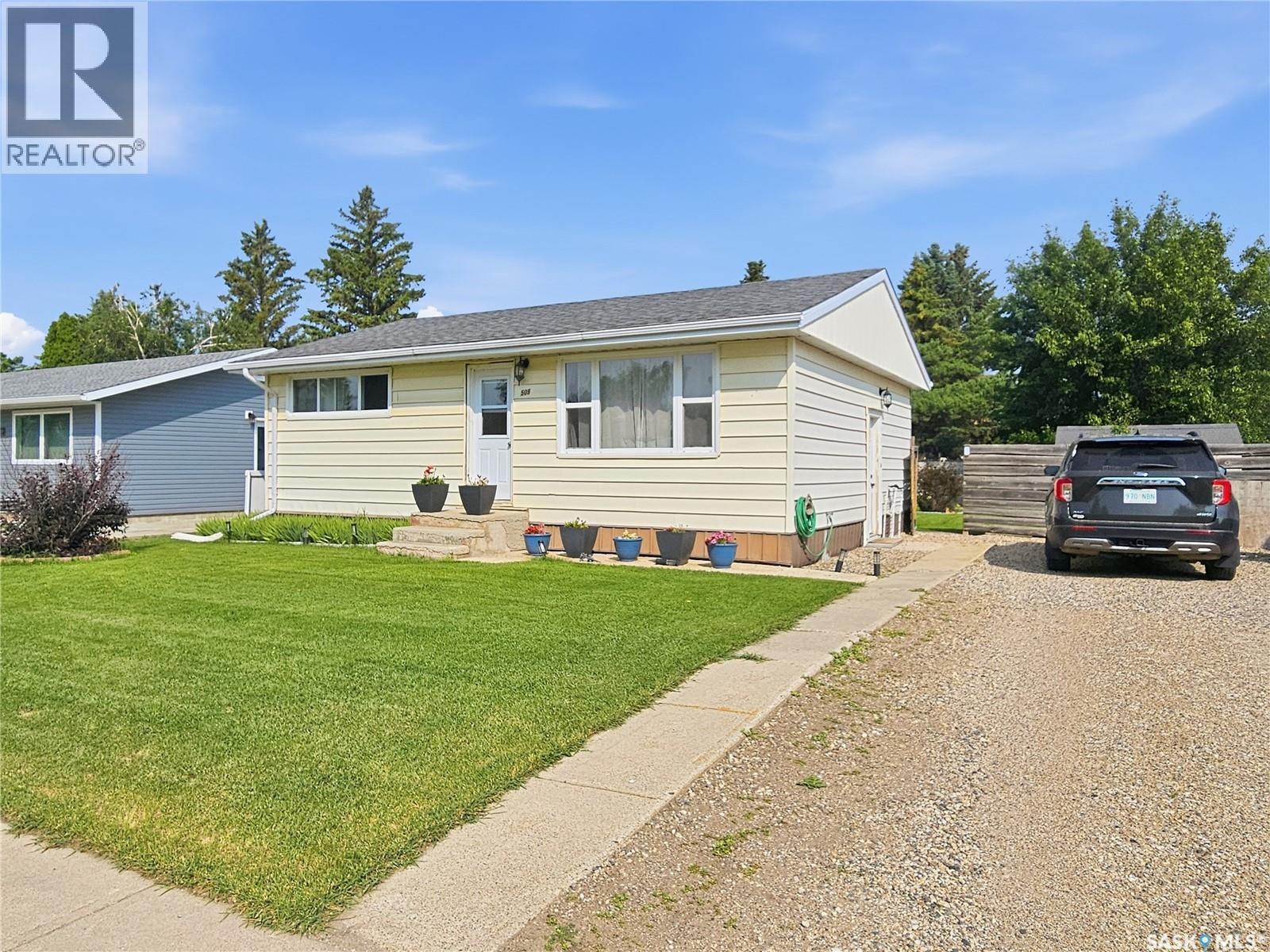 509 7th Avenue W, Biggar, Saskatchewan  S0K 0M0 - Photo 2 - SK043714