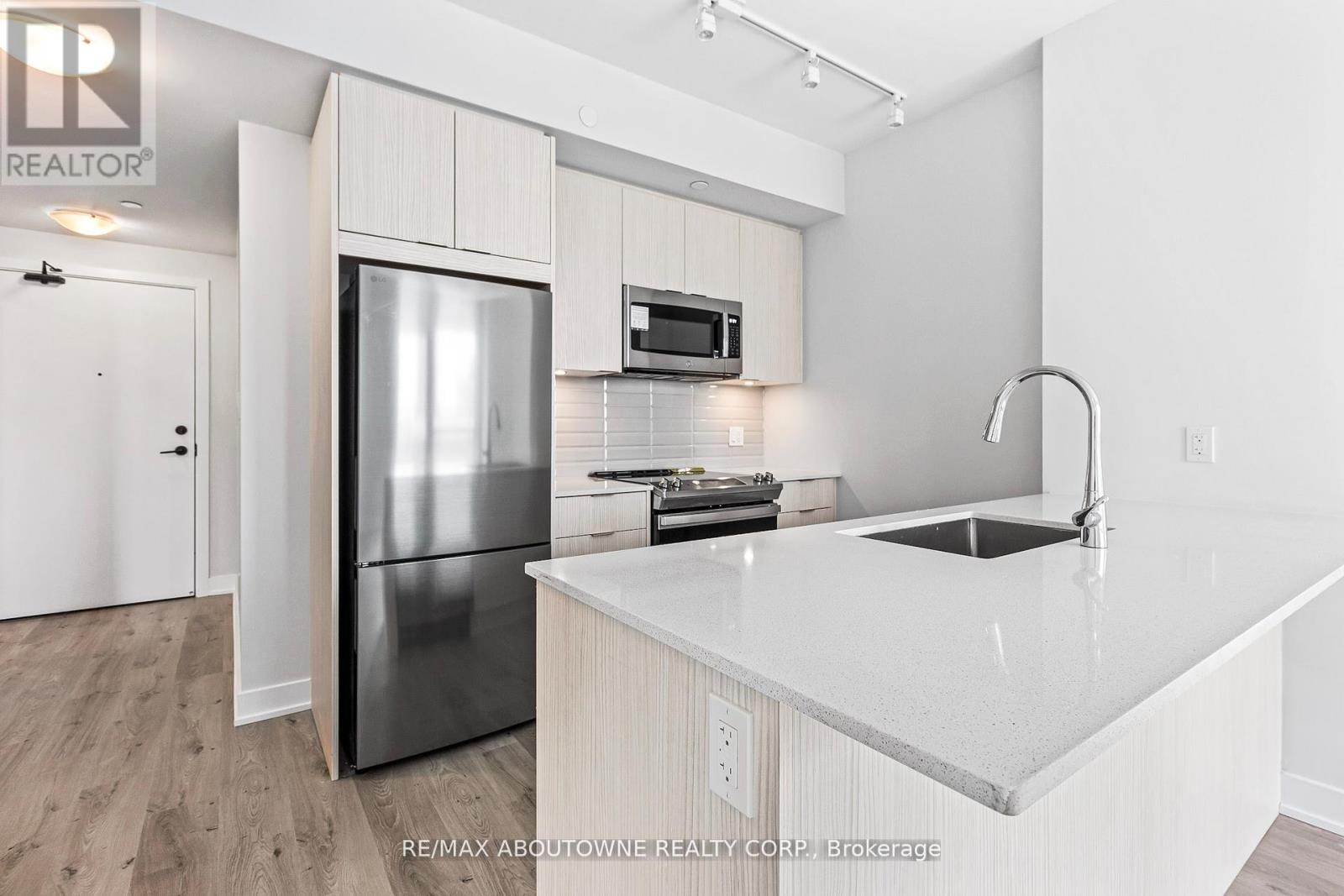 1003 - 430 Square One Drive, Mississauga, Ontario  L5B 0L6 - Photo 2 - W13608236