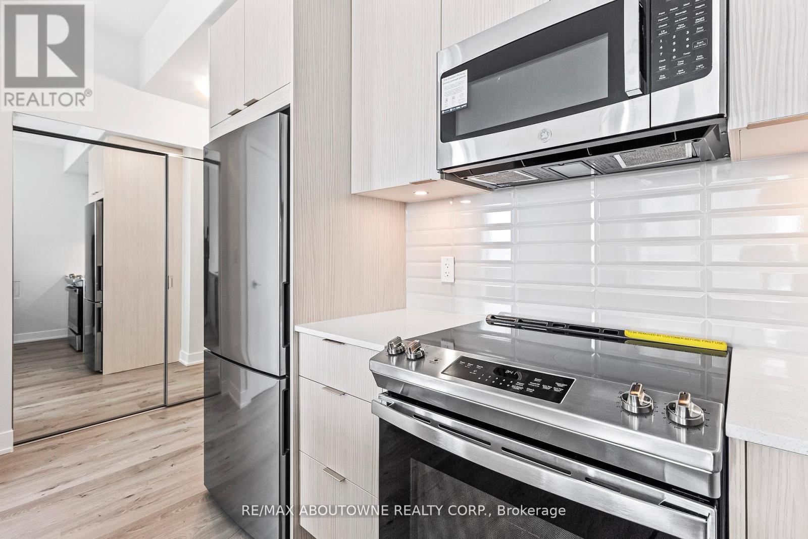 1003 - 430 Square One Drive, Mississauga, Ontario  L5B 0L6 - Photo 4 - W13608236
