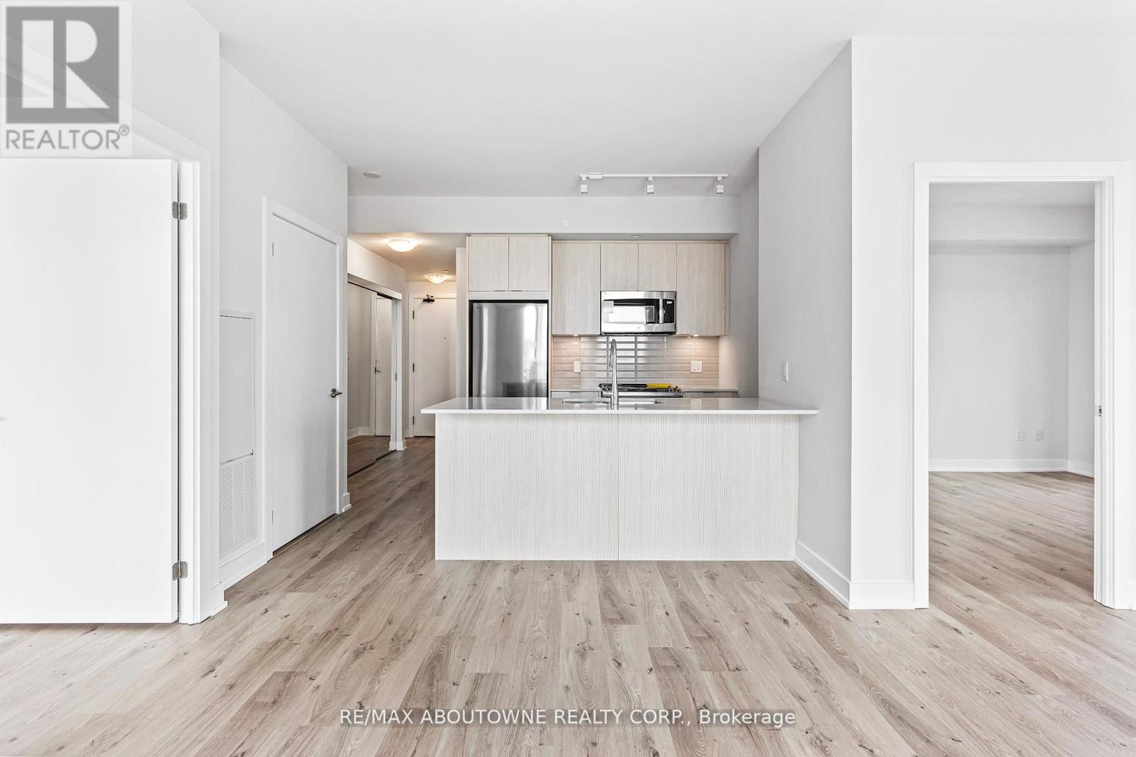 1003 - 430 Square One Drive, Mississauga, Ontario  L5B 0L6 - Photo 5 - W13608236