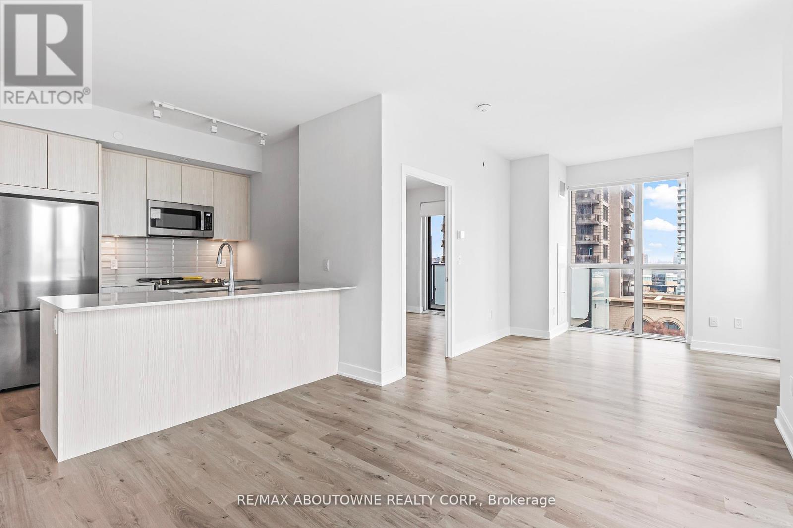 1003 - 430 Square One Drive, Mississauga, Ontario  L5B 0L6 - Photo 6 - W13608236