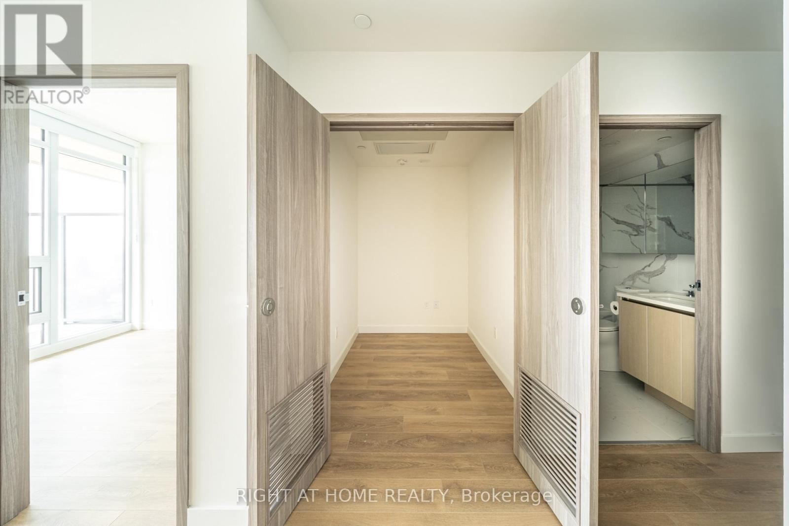 5606 - 1 Concord Cityplace Way, Toronto, Ontario  M5V 0X3 - Photo 28 - C13608492
