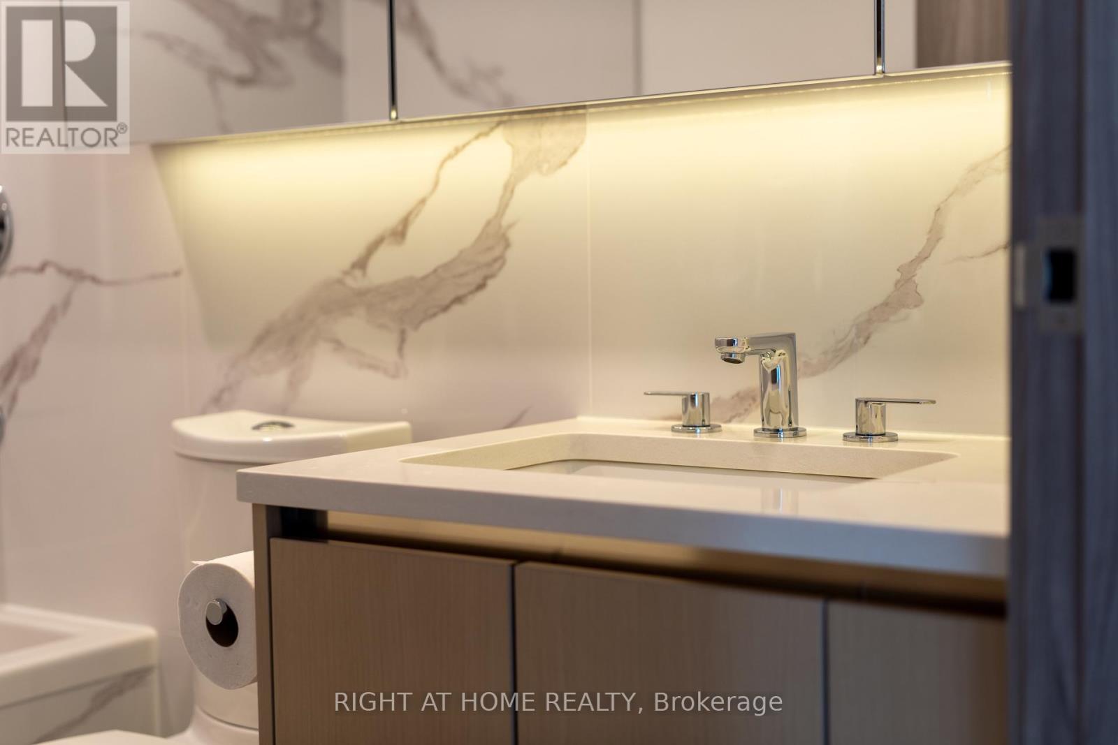 5606 - 1 Concord Cityplace Way, Toronto, Ontario  M5V 0X3 - Photo 32 - C13608492