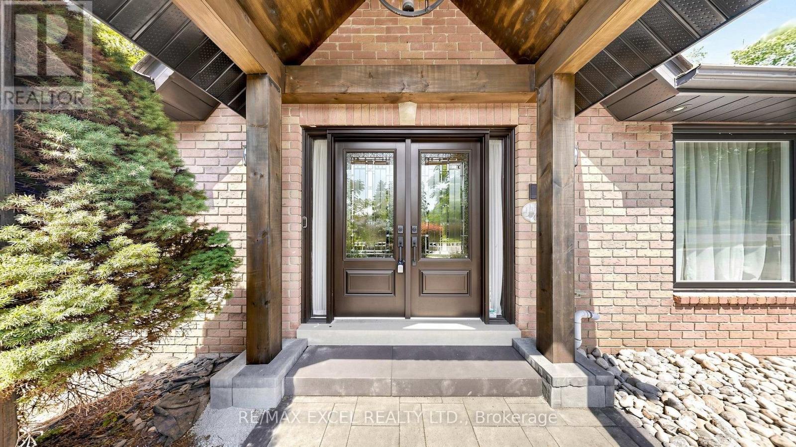 45 Pineneedle Drive, Aurora, Ontario  L4G 4Y6 - Photo 3 - N13608426