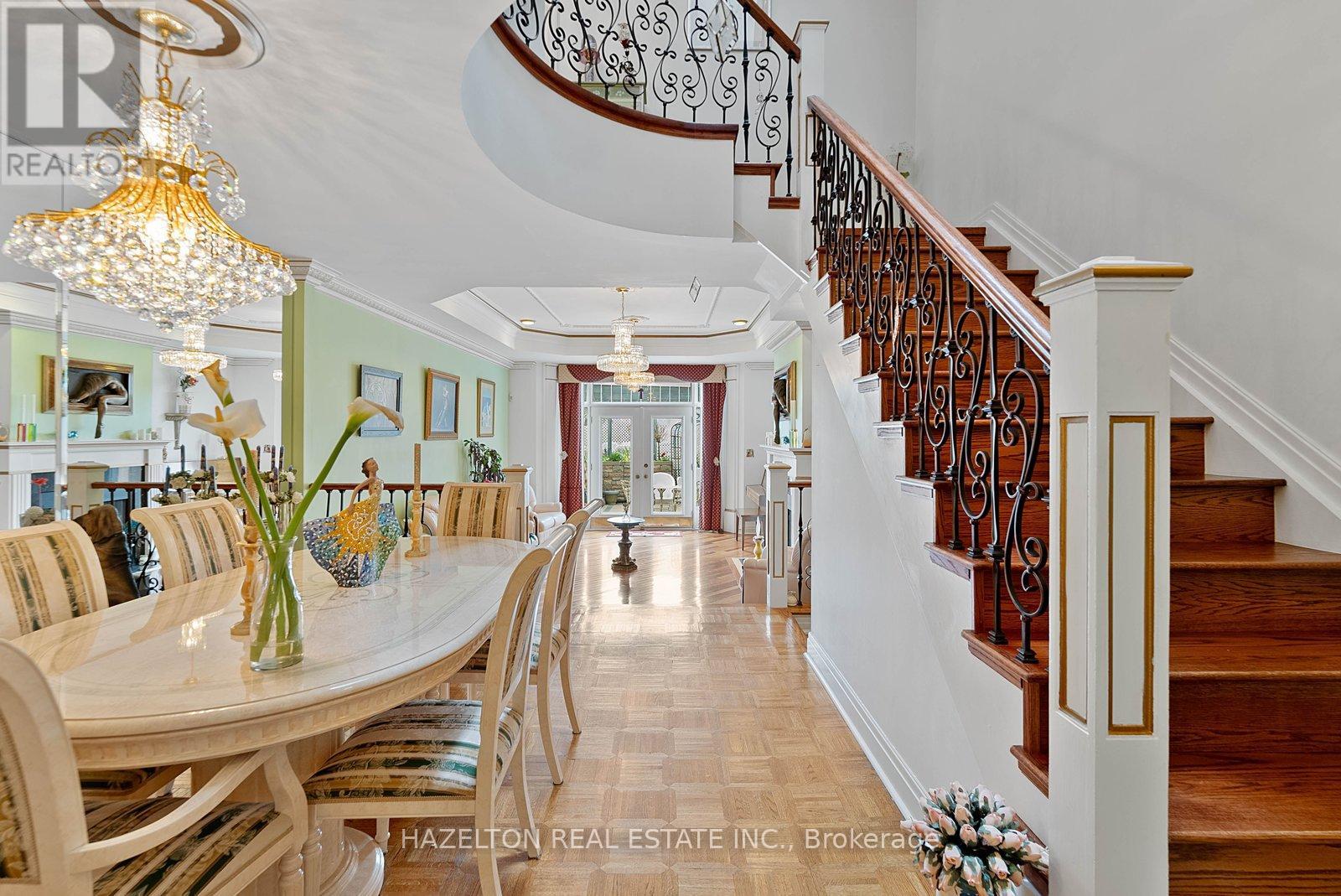 220 WALMER ROAD, Toronto, Ontario