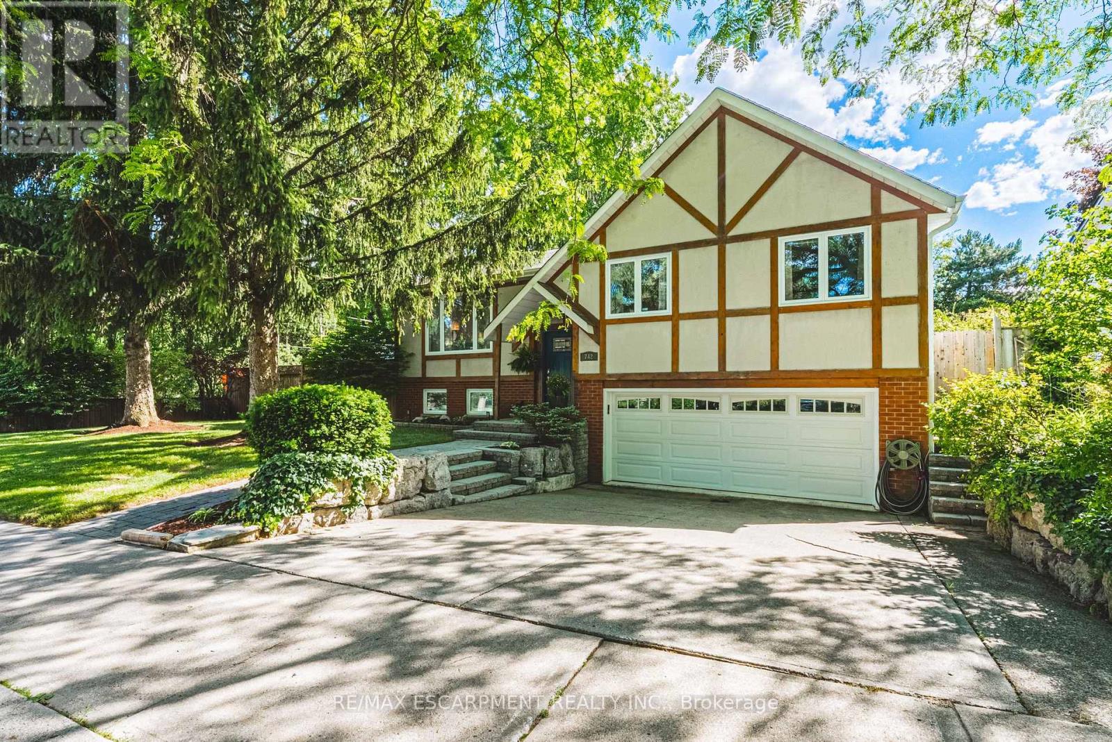 742 Francis Road, Burlington, Ontario  L7T 4A3 - Photo 2 - W13484698