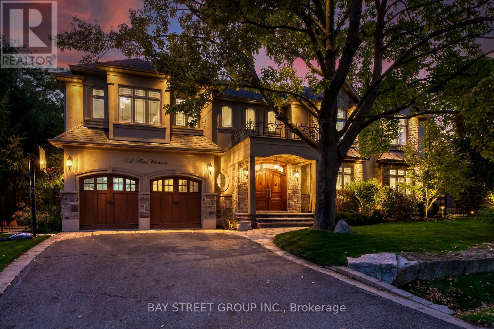 452 Avon Crescent, Oakville, Ontario  L6J 2T3 - Photo 3 - W13608712