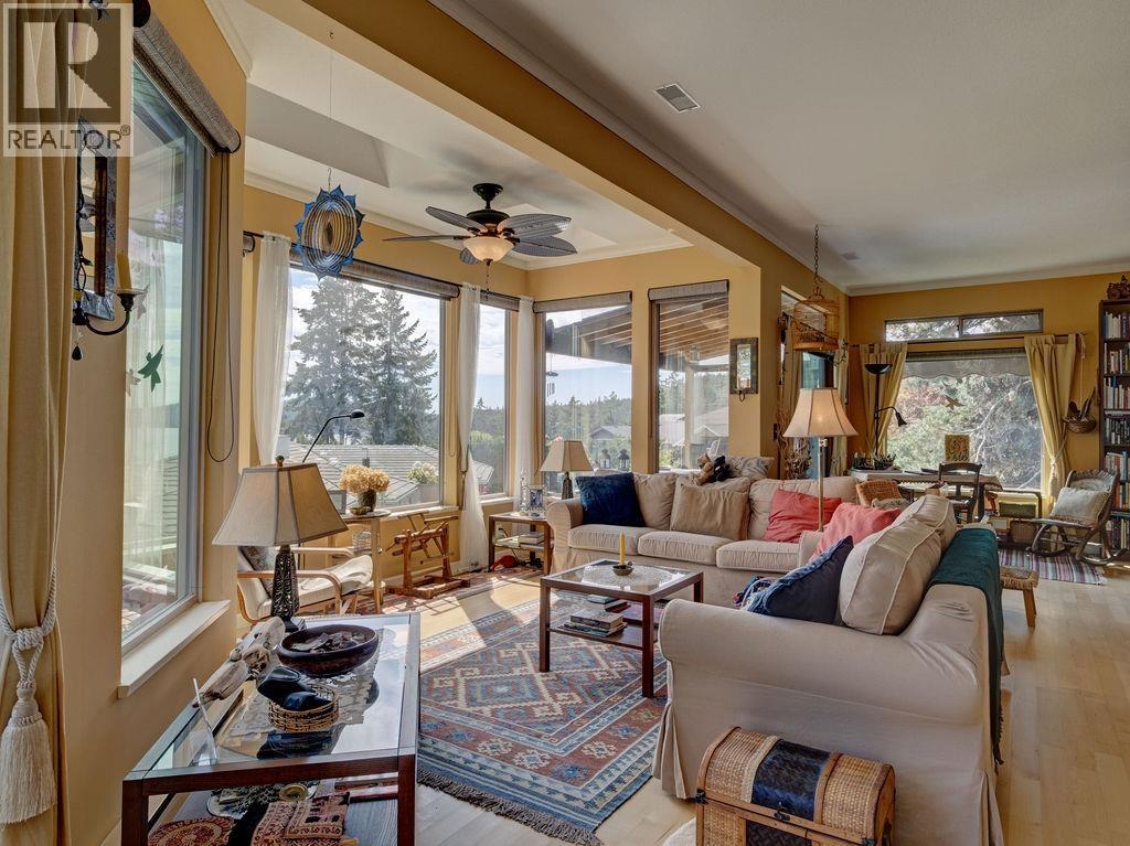 5475 Hydaway Place, Halfmoon Bay, British Columbia  V7Z 1B4 - Photo 9 - R3145775