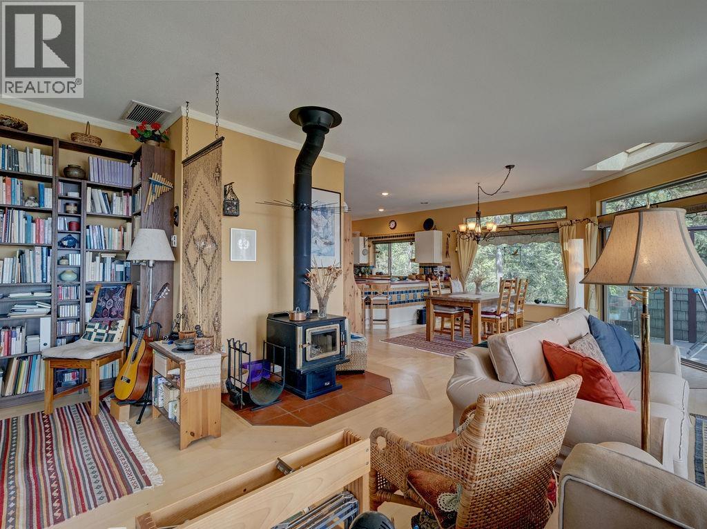 5475 Hydaway Place, Halfmoon Bay, British Columbia  V7Z 1B4 - Photo 11 - R3145775