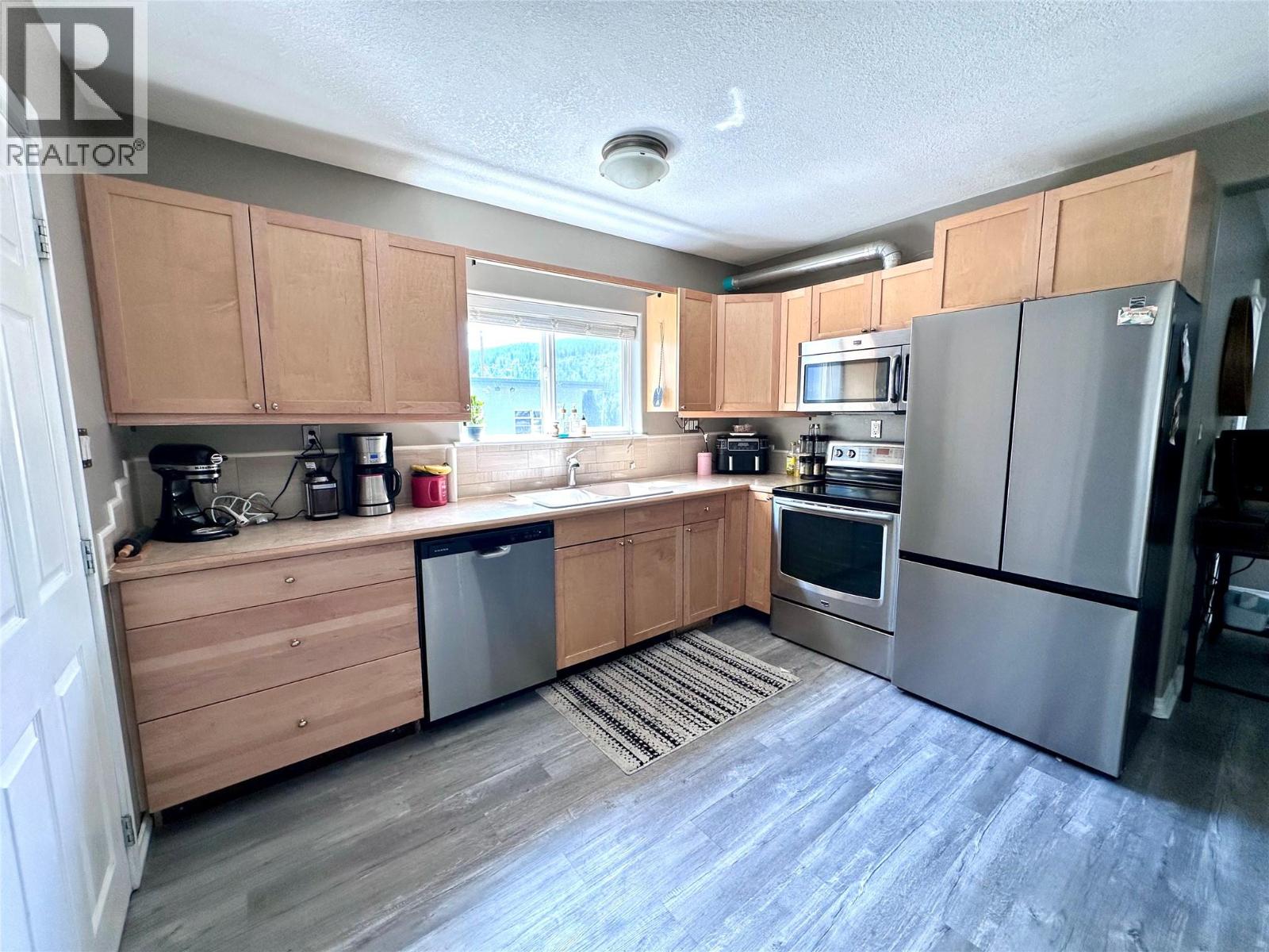 411 7th Avenue, Castlegar, British Columbia  V1N 1R1 - Photo 3 - 10394689