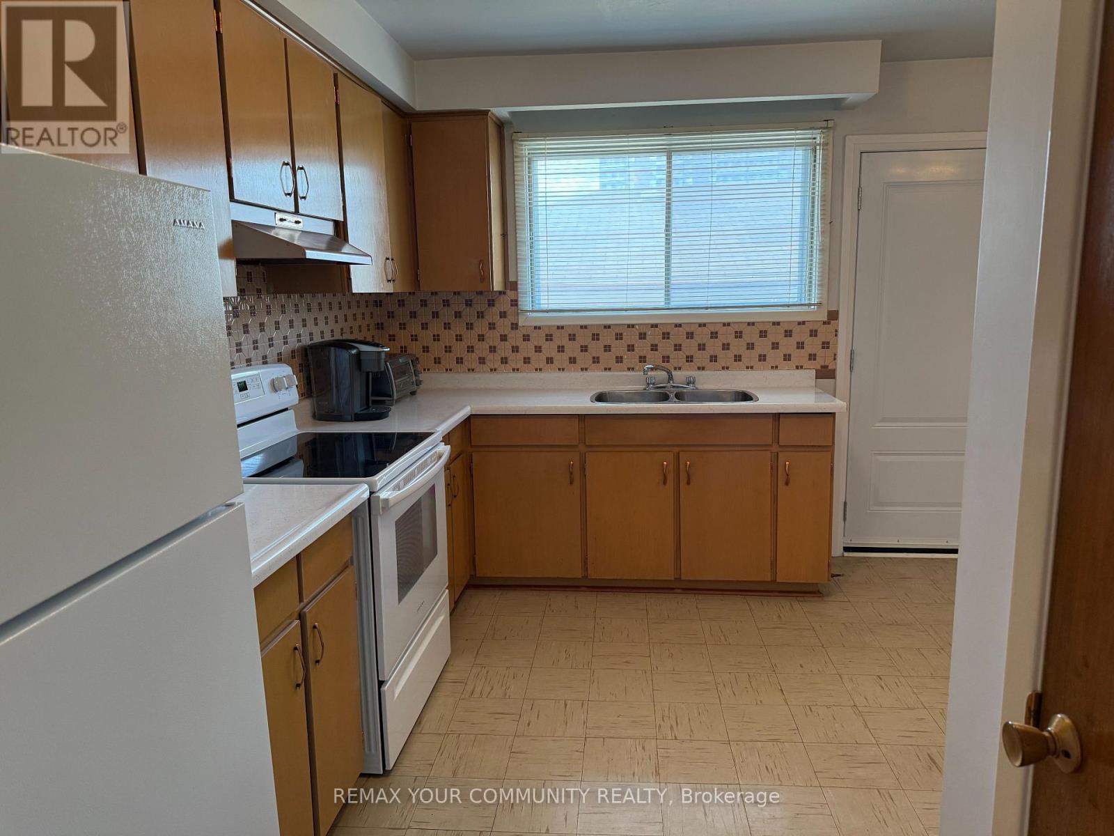 Upper - 300 Driftwood Avenue, Toronto, Ontario  M3N 2P1 - Photo 9 - W13551322