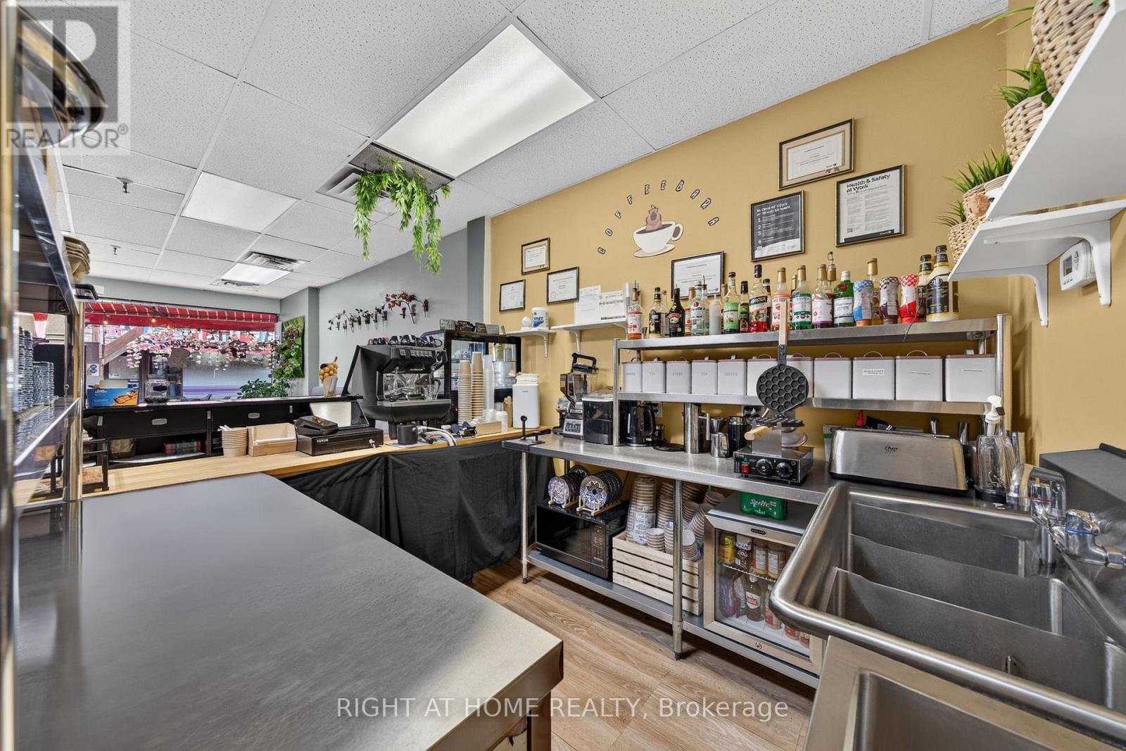 105 - 2323 Bloor Street W, Toronto, Ontario  M6S 4W1 - Photo 7 - W13608958