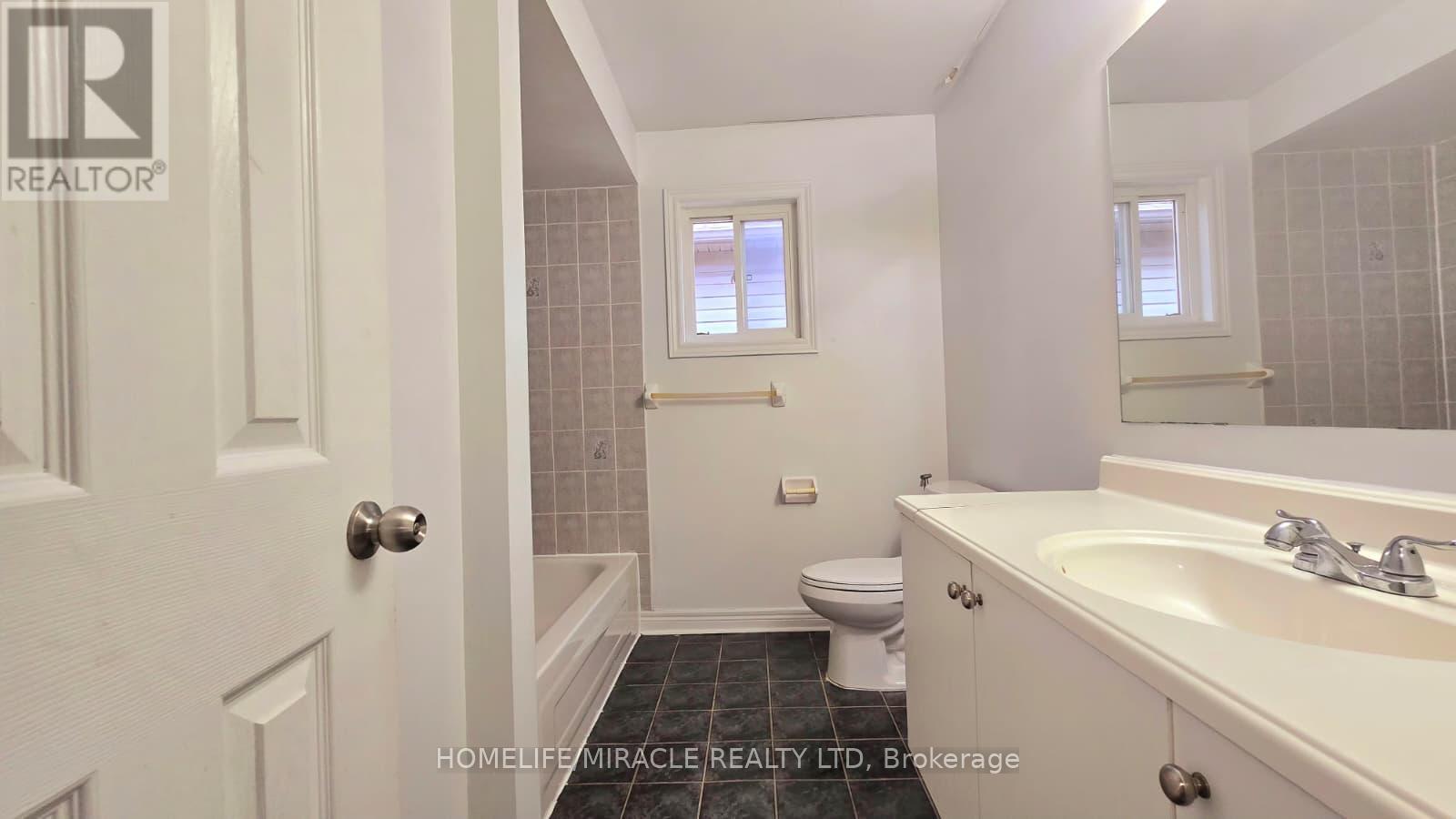 34 Ridgemore Crescent, Brampton, Ontario  L7A 2L4 - Photo 8 - W13608964