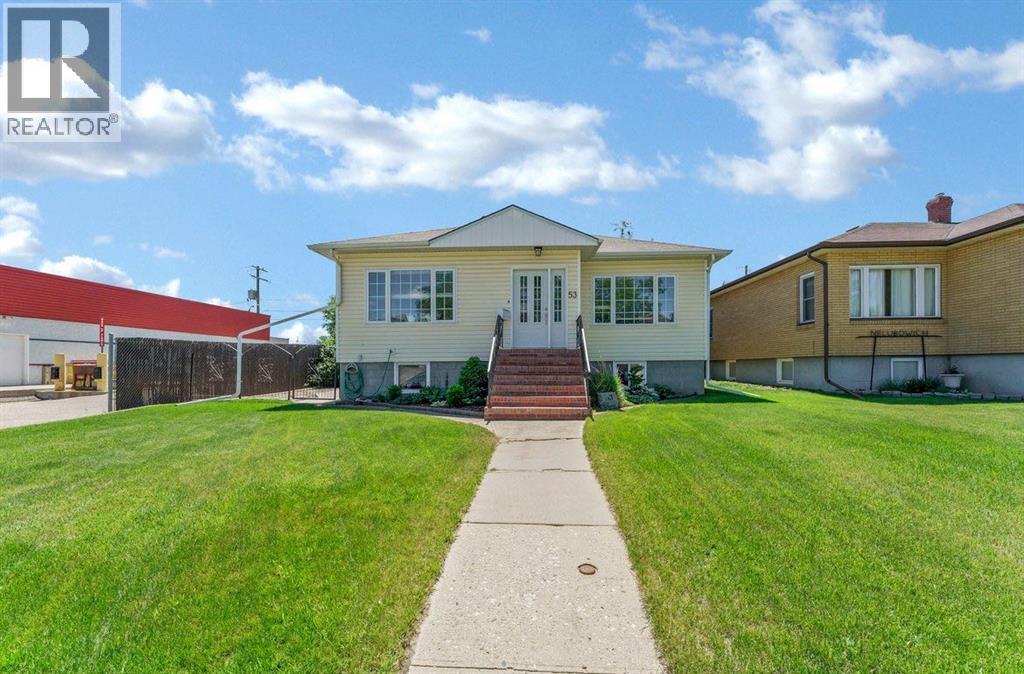 53 3 Street Sw, Medicine Hat, Alberta  T1A 4C4 - Photo 2 - A2318762